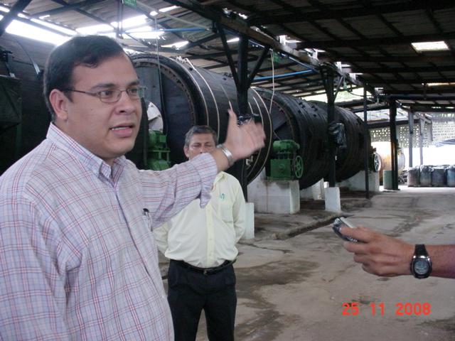 Ing. Rene Altamirano muestra las instalaciones de La Fuente